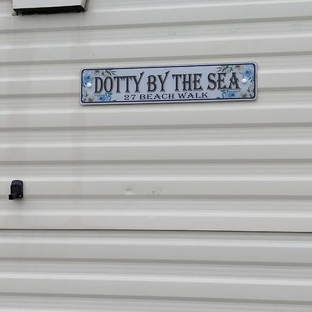 Dotty By The Sea, 27 Bw, St Osyth Beach - Price Is Whole Caravan With Field Views Βίλα Saint Osyth Εξωτερικό φωτογραφία